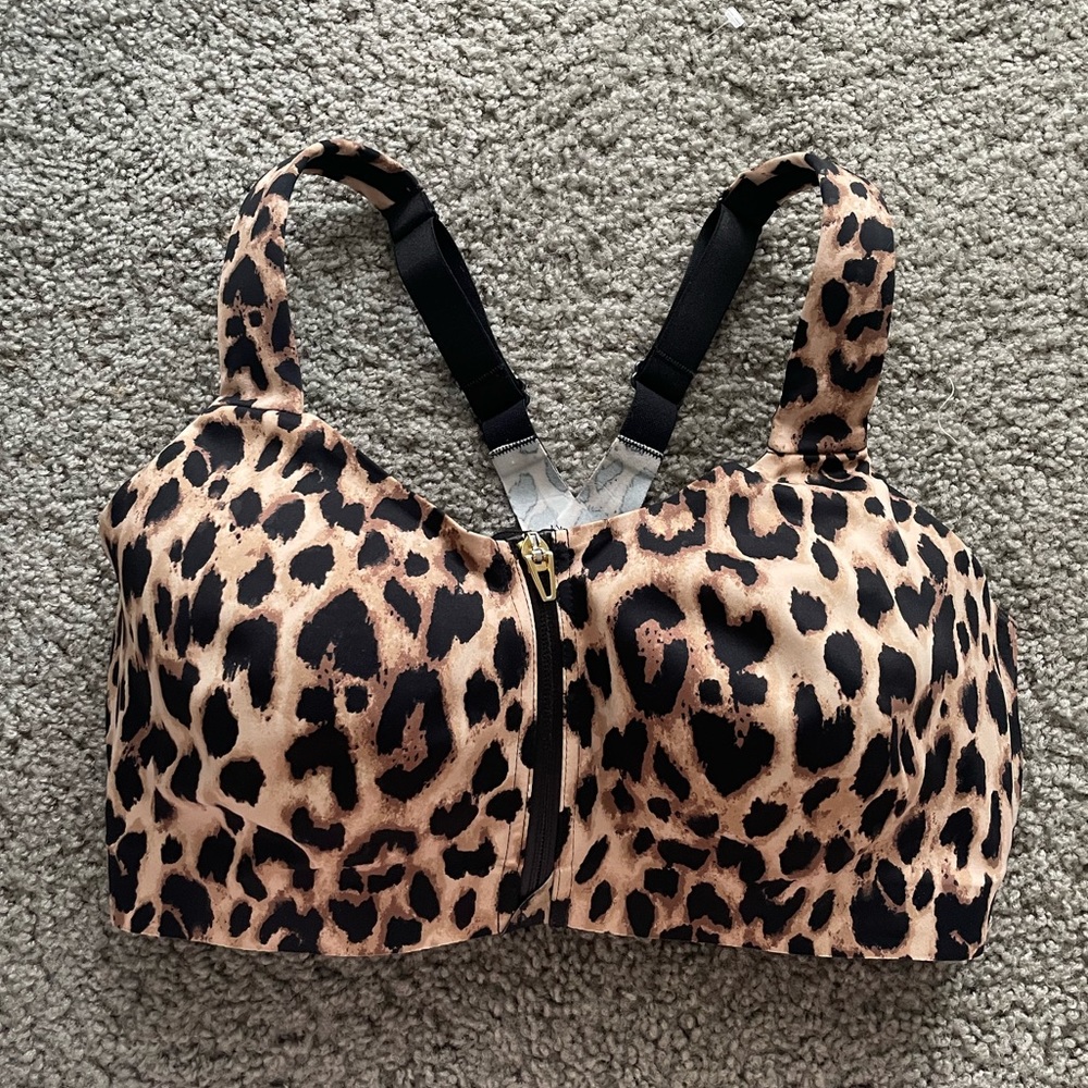 Victoria’s Secret Leopard Print Zip-Front Sports Bra in Leopard